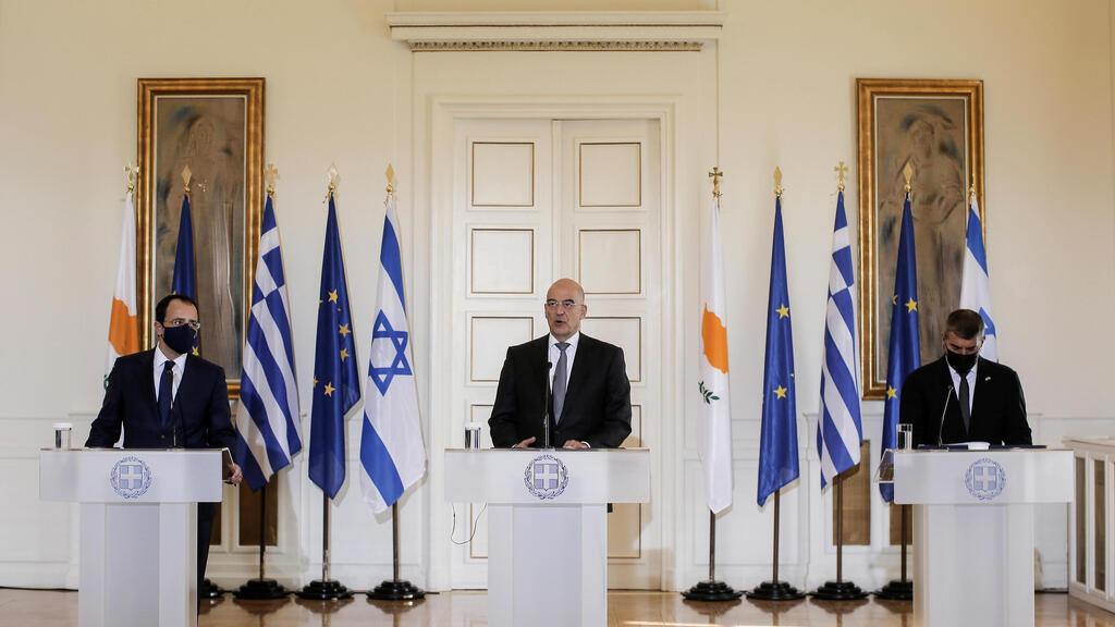  Greek Foreign Minister Nikos Dendias (C) and his counterparts from Cyprus Nikos Christodoulides (L) and Israel Gabi Ashkenazi (R) attend a press conference following a trilateral meeting between the three countries at the Foreign Ministry in Athens, Greece