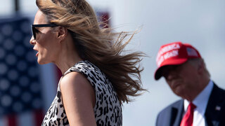 נשיא ארה"ב דונלד טראמפ עם מלניה טראמפ עצרת בחירות טמפה פלורידה