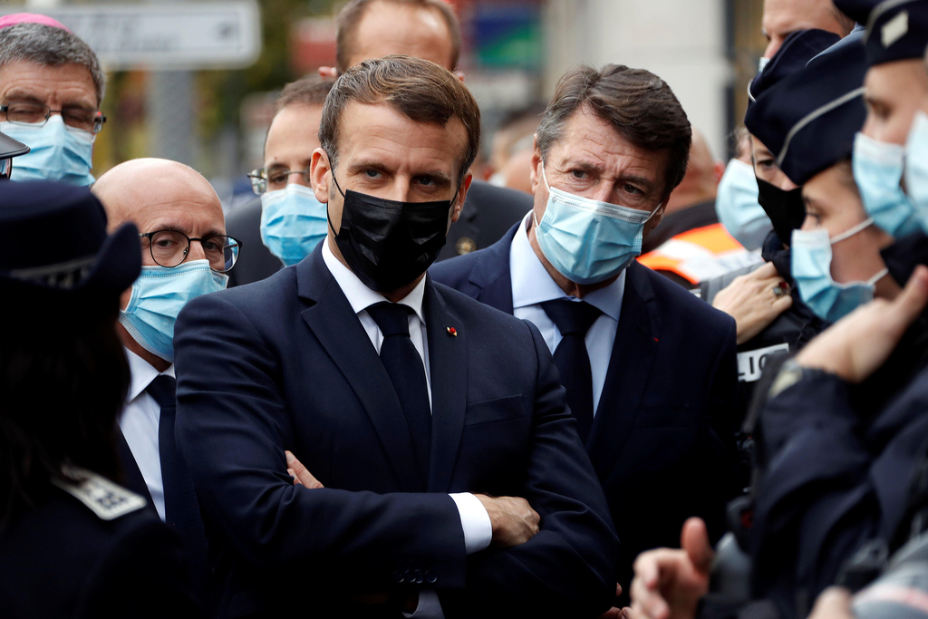 נשיא צרפת עמנואל מקרון בזירת ה פיגוע ב ניס