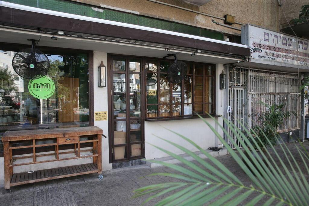 Closed stores in Tel Aviv as part of coronavirus mitigation efforts (Photo: Moti Kimchi) חנויות סגורות