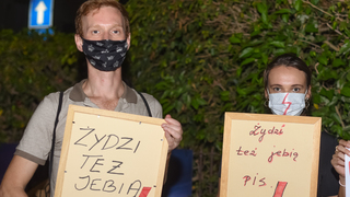 דרמה בשגרירות פולין בישראל: שגריר פולין בישראל פיטר 2 עובדים שהפגינו נגד השגרירות במחאה על חוק ההפלות הדרקוני