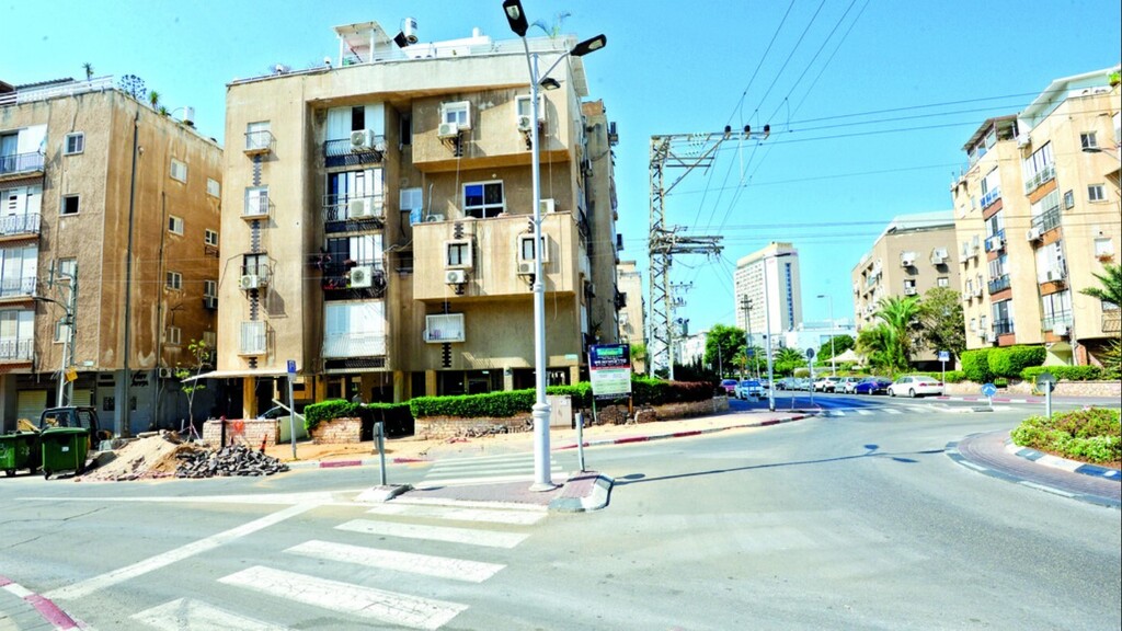 Пересечение улиц Нордау и Ха-Сар Шапиро в Бат-Яме (Фото: Коби Куанкес) Пересение улиц Нордау и Ха-Сар Шапиро в Бат-Яме