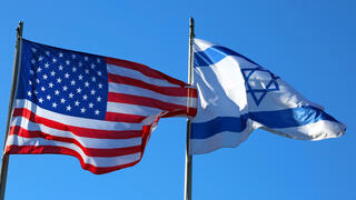 דגלי ישראל וארה"ב.
