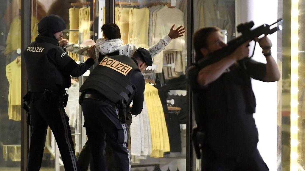 שוטרים עורכים חיפוש על אדם אחרי הירי ירי מתקפה טרור פיגוע וינה אוסטריה 