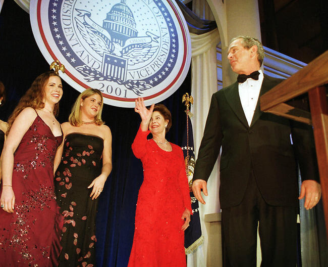 "אני מזהיר אתכן, בלי שטויות!". ג'ורג' בוש, אשתו לורה והבנות