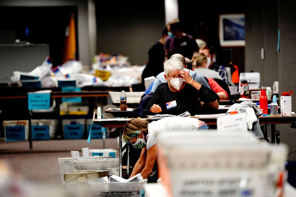 קלפי ארה"ב עיבוד הצבעות נפקדות בספירת מרכז מילווקי בליל יום הבחירות במילווקי ויסקונסין