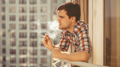 курение курильщик балкон сигарета
