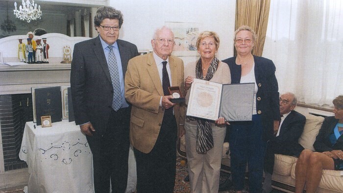 בתמונה: טקס הערכה לבני משפחת אליזבת והניצולים יחד עם שגריר ישראל לבלגיה.  הסבתא הלכה לעולמה