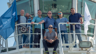במרכז מנכ"ל חברת נמלי ישראל שלמה ברימן ביחד עם צוות חנ"י וצוות מחלקת הים חיםה על הגוררת אלעד