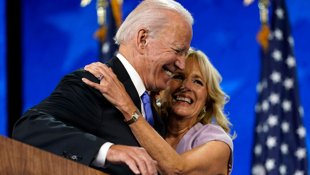 ג'ו ביידן מחבק את אישתו  ג'יל ביידן לאחר נאומו במהלך היום הרביעי של הוועידה הלאומית הדמוקרטית במרכז צ'ייס בווילמינגטון, דל.