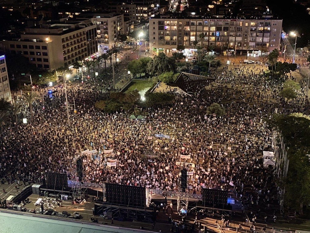 Israelis wave placards and flags during a rally marking 25 years since the assassination of the late Prime Minister Yitzhak Rabin, at Rabin Square, in Tel Aviv (Photo: Moti Kimchi) עצרת לזכרו של יצחק רבין ז"ל