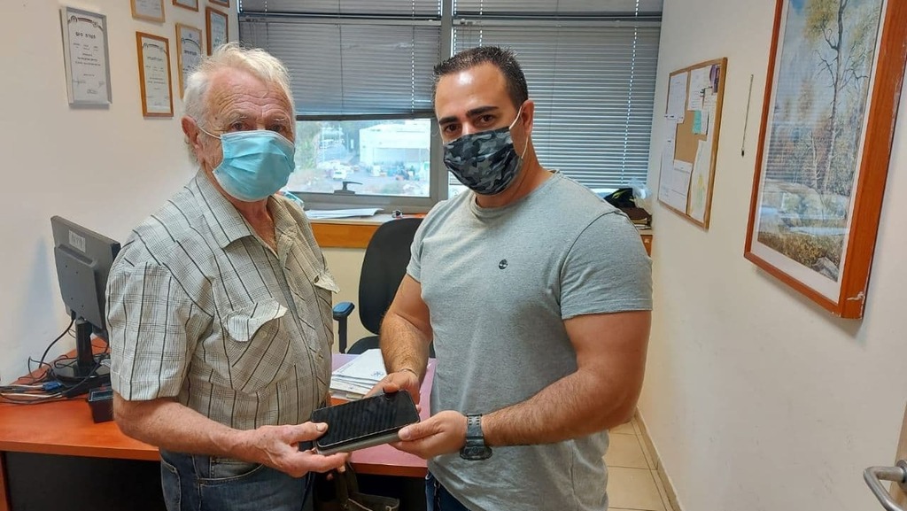 המשטרה החזירה לקשיש את הנייד שנשדד