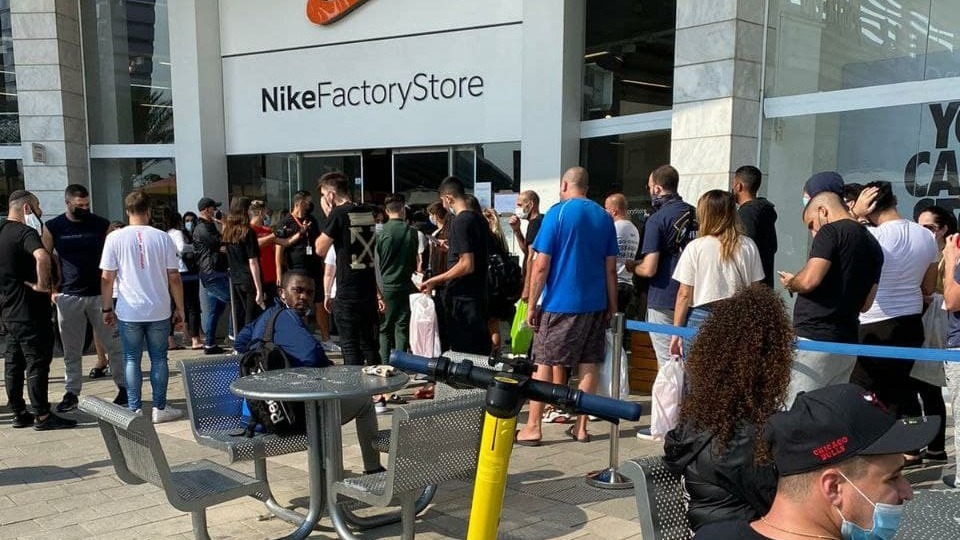 Crowds flock to a store reopened after coronavirus lockdown (Photo: Vera Francis) עומס בחולון בעקבות פתיחת חנויות הרחוב