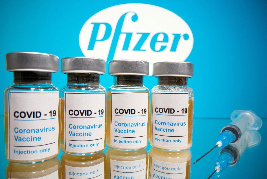 בקבוקון חיסון נגד קורונה של חברת פייזר מזרק