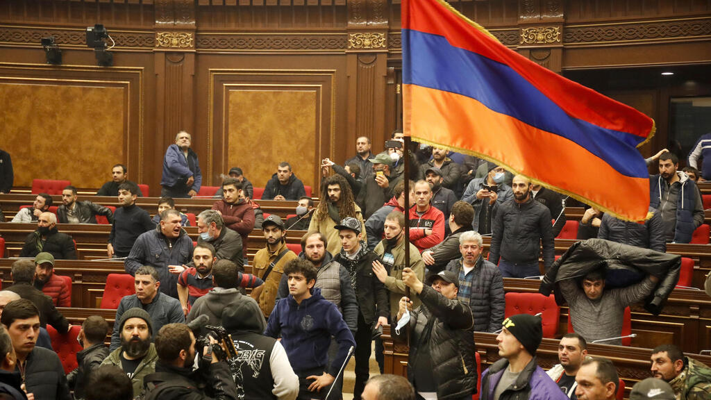 מפגינים ארמנים פורצים לבניין הממשלה