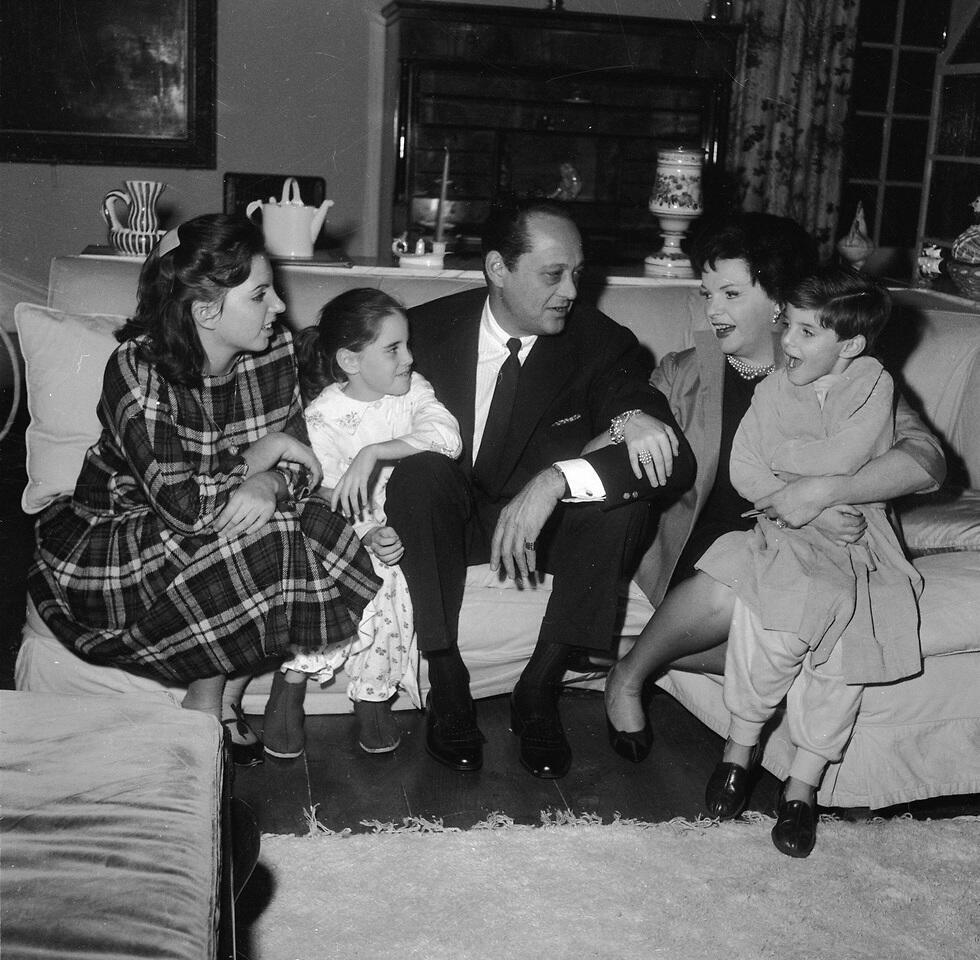 גרלנד עם סידני לופט, בעלה השלישי,  וילדיהם