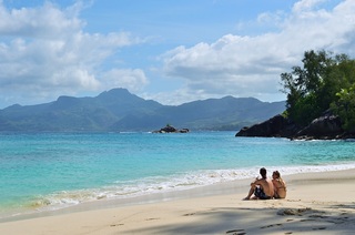 יושבים על החוף באיי סיישל
