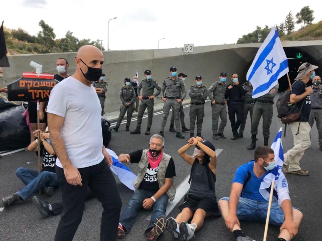 עופר שלח בהפגנה בכביש 1