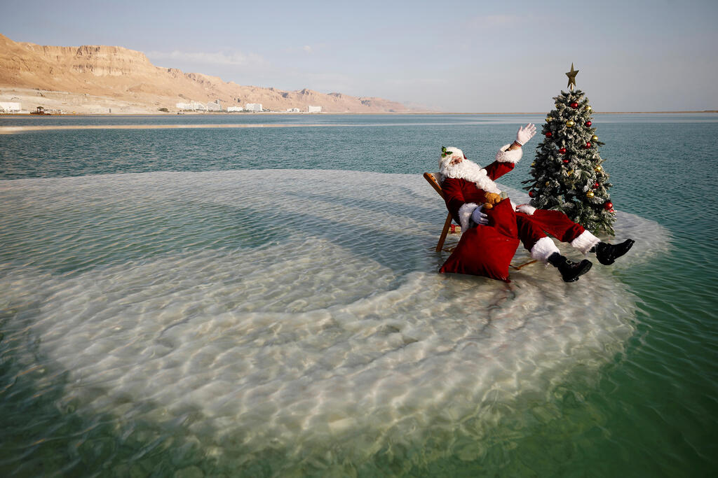 סנטה קלאוס עם עץ אשוח ב ים המלח