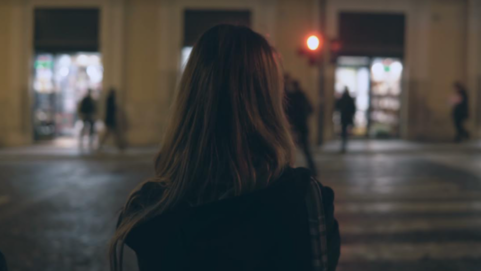 Фото: shutterstock Женщина на темной улице.