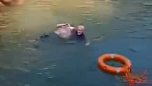 דיפלומט בריטי קופץ ל נהר ב סין בעיר צ'ונגצ'ינג ומציל הצלה צעירה