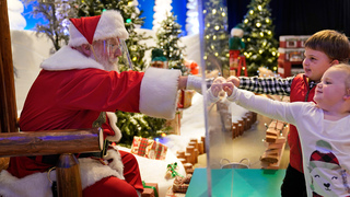 סנטה קלאוס עם מסכה ומיגון ב חנות ב קונטיקט ב ארה"ב נערכים ל חג המולד בצל ה קורונה
