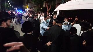 פשיטה על בתי כנסת בבני ברק הפרת הנחיות