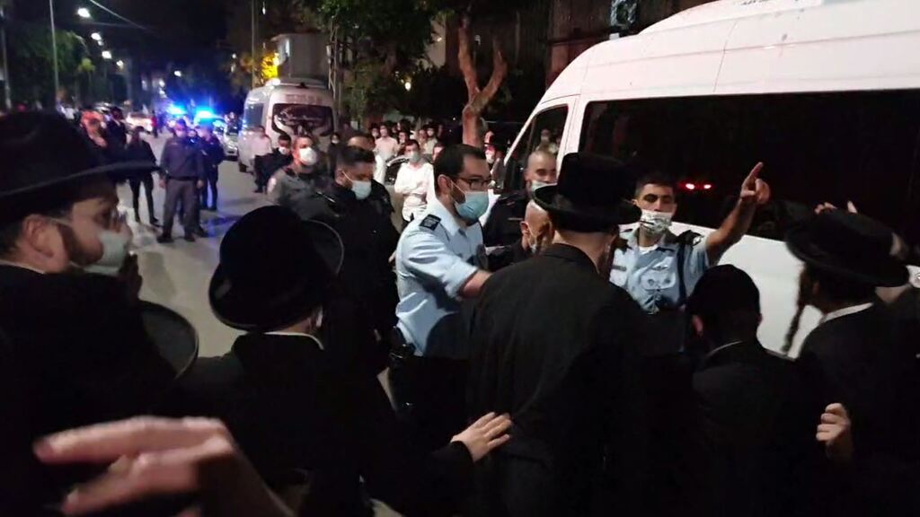 פשיטה על בתי כנסת בבני ברק הפרת הנחיות