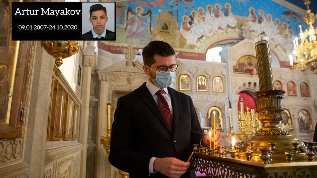 שגריר ישראל באזרבייג'אן ג'ורג' דיק במחווה אישית שלו לזיכרו של נער אזרי שנהרג בהפגזה של צבא ארמניה