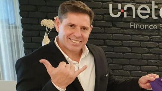 Цахи Эзер. Уволен за подрыв доверия (Фото: пресс-служба Unet Credit) לנציאנו, אזר והחולצה החדשה