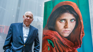 התמונה של סטיב מק'קורי ליד "הנערה האפגנית"