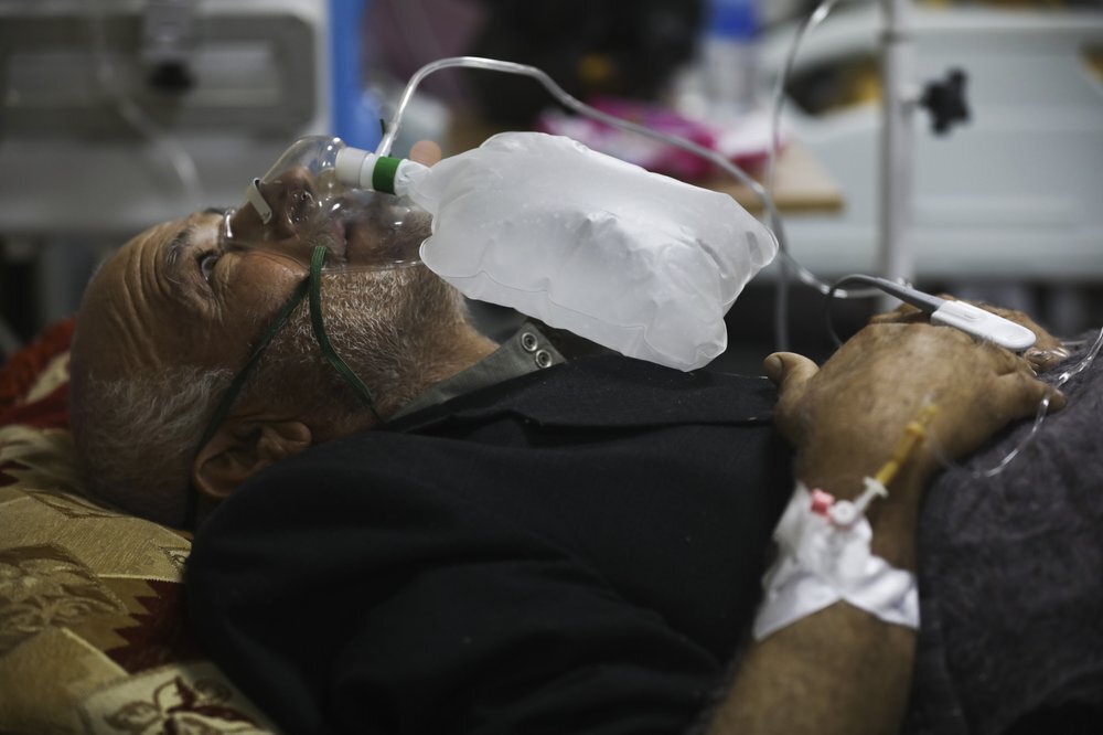 A corona patient receives oxygen in a hospital in Idlib, Syria 
