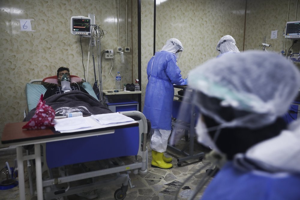 Medics work with corona patients in a hospital in Idlib, Syria 
