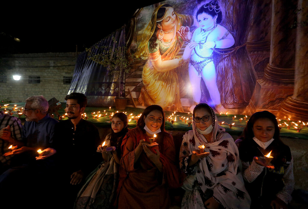 פסטיבל דיוואלי ב מקדש ב קראצ'י פקיסטן