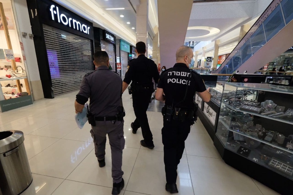 שוטרים אוכפים את ההנחיות בקניון הגדול בפתח תקווה