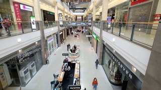 שוטרים אוכפים את ההנחיות בקניון הגדול בפתח תקווה