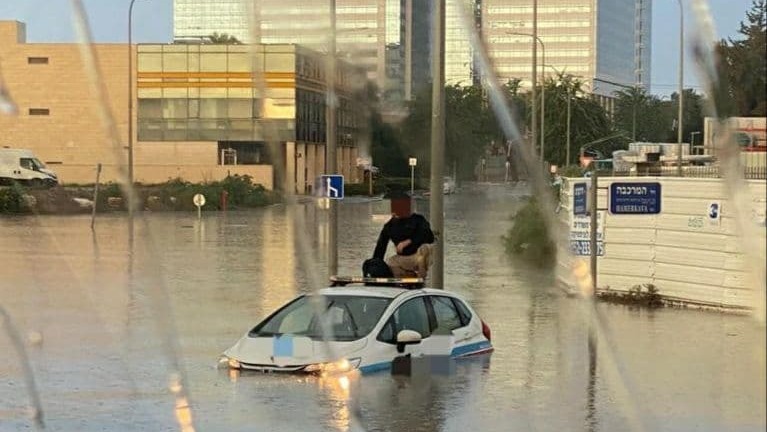 חילוץ רכב תקוע ברחוב המרכבה באזור התעשייה בחולון