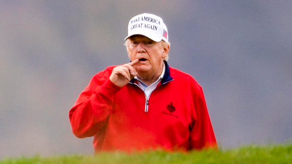 דונלד טראמפ משחק גולף סטרלינג וירג'יניה ארה"ב