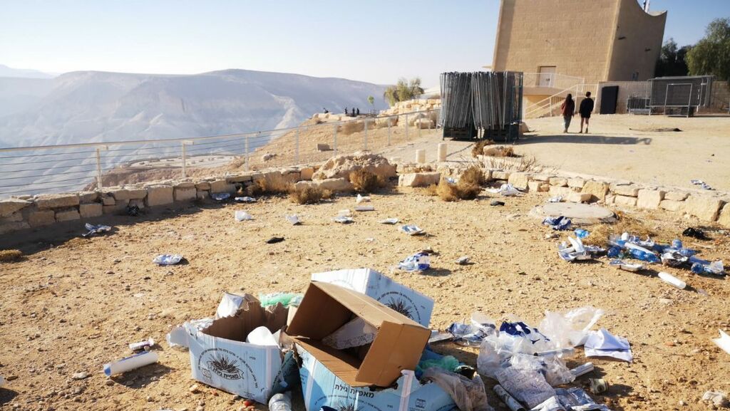 Мусор после церемонии (Фото: Шарон Ренен) ערימת אשפה ליד הקבר