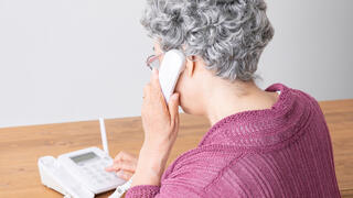  Пенсионерка говорит по телефону 