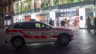 מחוץ ל כלבו לוגאנו שווייץ פיגוע טרור שני פצועים דקירה