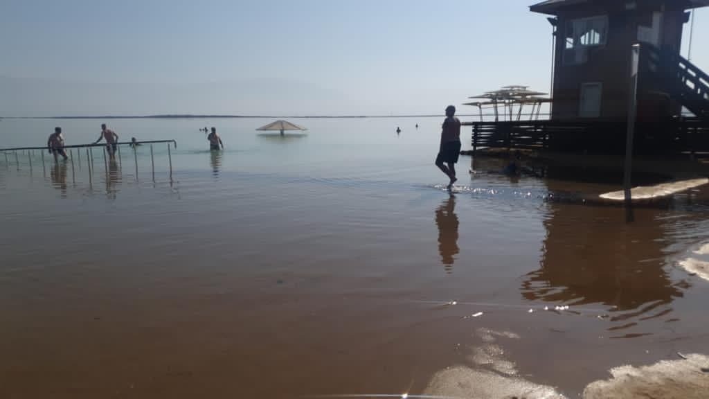 Затопленный пляж на Мертвом море עליית מפלס המים בים המלח באזור המלונות
