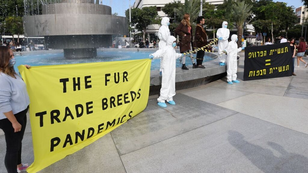 Animal rights activists protest in Tel Aviv against the use of fur in the fashion industry
(Photo: Moti Kimchi) מיצג נגד פרוות בתל אביב
