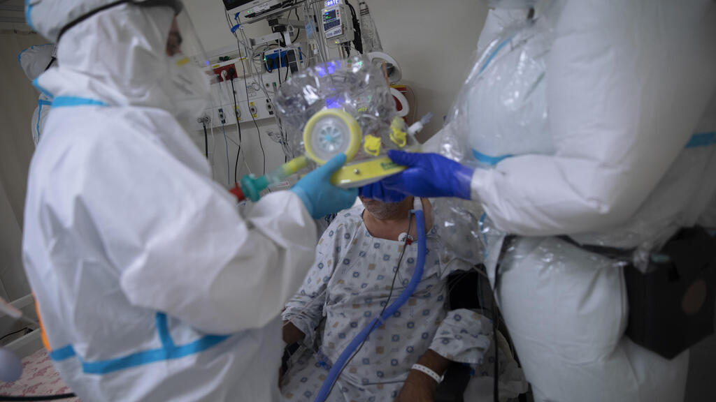 חולה קורונה מחלקת קורונה צוות רפואי רופאים ציוד מגן ב בית החולים שערי צדק ירושלים