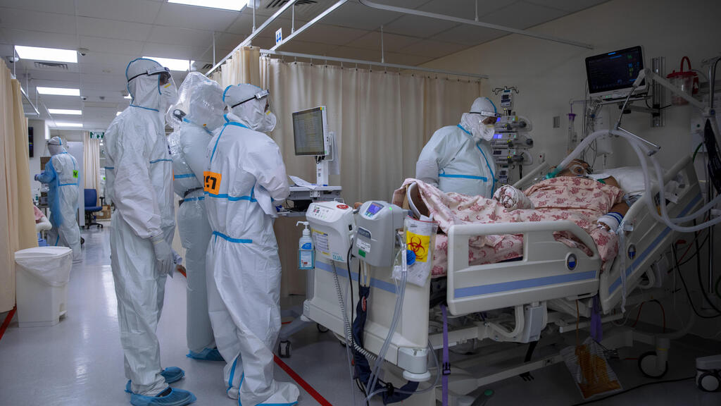 חולה קורונה מחלקת קורונה צוות רפואי רופאים ציוד מגן ב בית החולים שערי צדק ירושלים