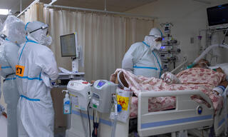 חולה קורונה מחלקת קורונה צוות רפואי רופאים ציוד מגן ב בית החולים שערי צדק ירושלים