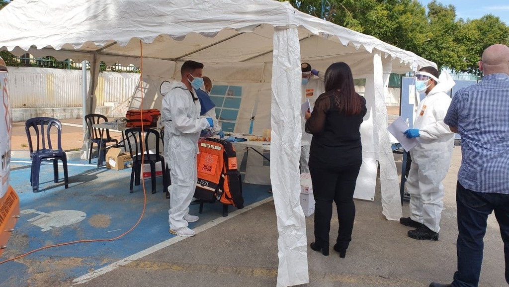 Polling station during March 2020 elections at the onset of COVID-19 (Photo: Lihi Krupnik ) קלפי ייעודית לחולי קורונה בתל מונד