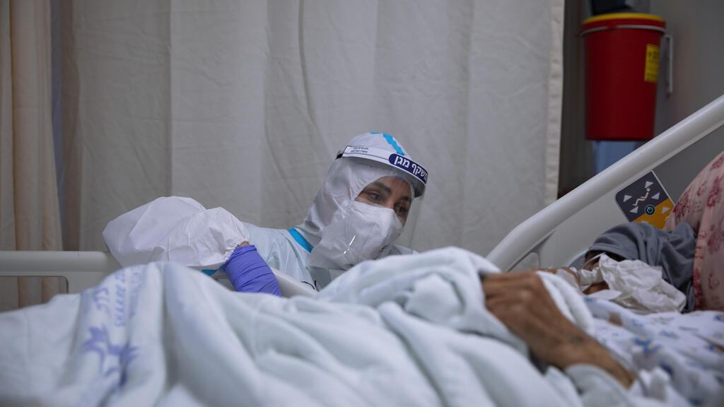 Коронавирусное отделение в "Шеарей-Цедек" (Фото: AP) חולה קורונה מחלקת קורונה צוות רפואי רופאים ציוד מגן ב בית החולים שערי צדק ירושלים