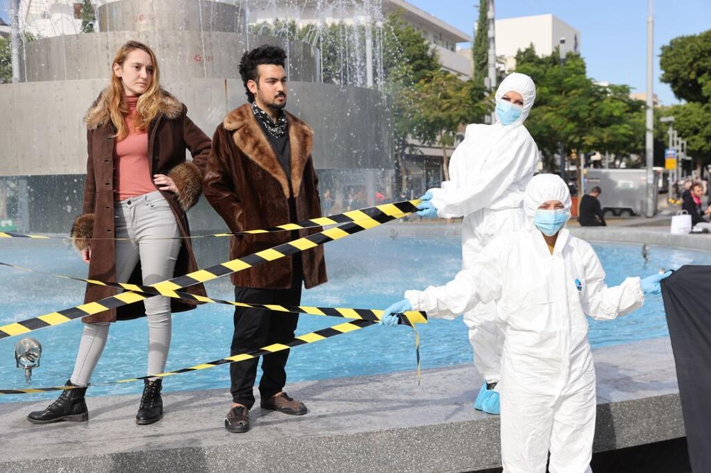 Animal rights activists protest in Tel Aviv against the use of fur in the fashion industry (Photo: Moti Kimchi) מיצג נגד פרוות בתל אביב
