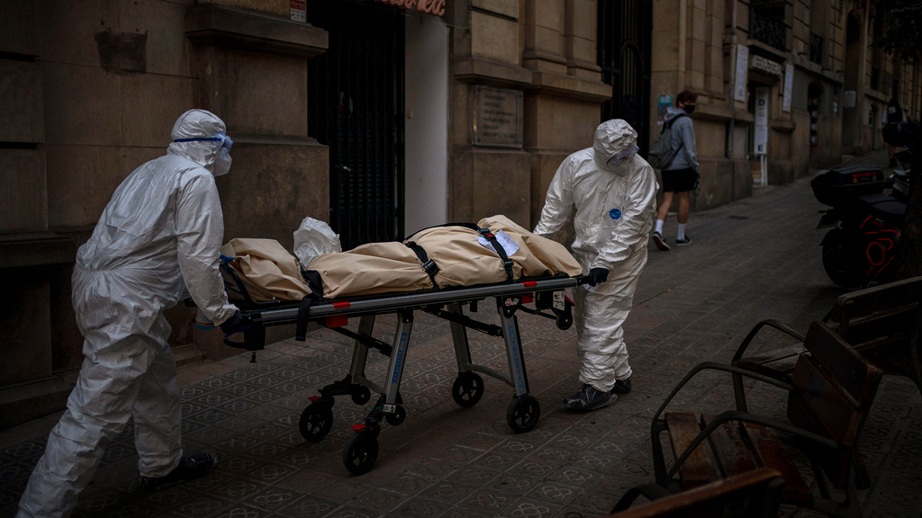 מפנים גופה של חולה קורונה ב ברצלונה ספרד